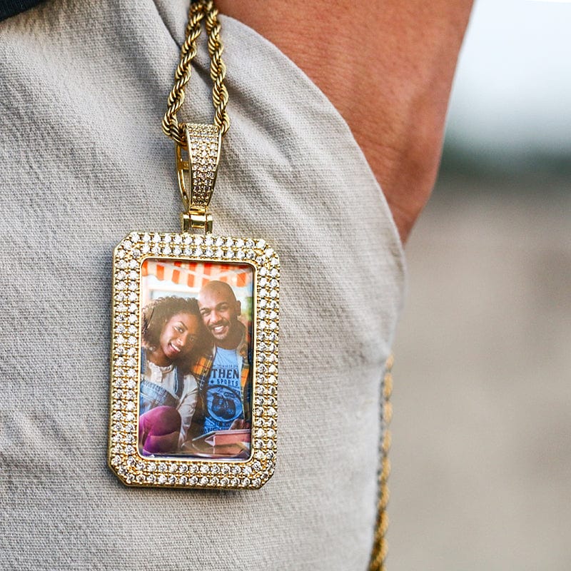 Square fashion medallion with rope chain